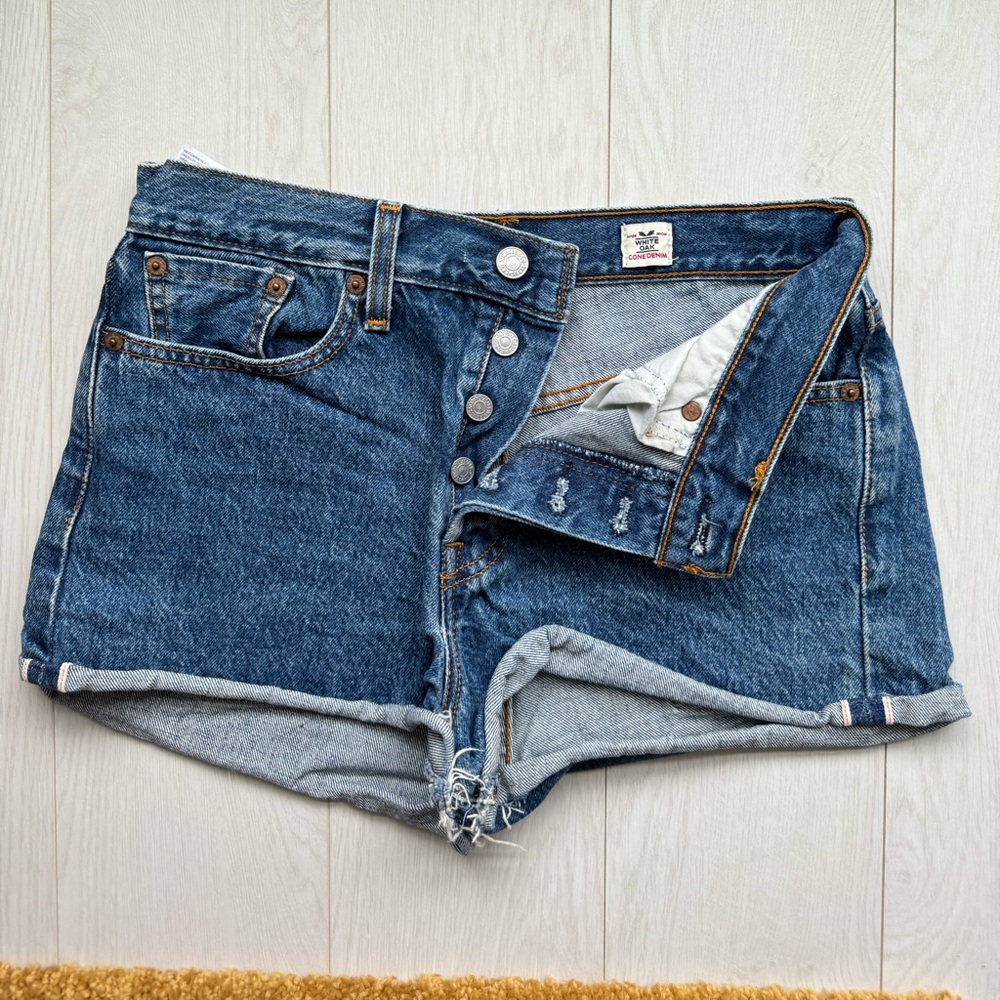 Levi's Women's High Rise White Oak Cone Denim Shorts Size 28